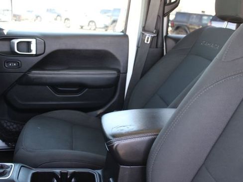 Used 2019 Jeep Wrangler Unlimited Sahara AWD/4WD image 27