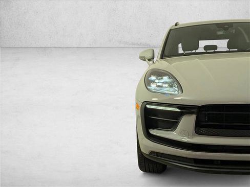 Certified 2022 Porsche Macan image 12