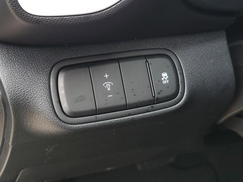 Certified 2024 Hyundai Venue Limited FWD image 18