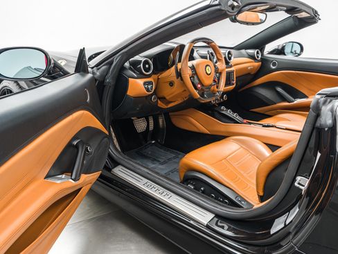 Used 2015 Ferrari California T image 23