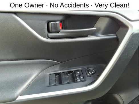 Used 2021 Toyota RAV4 LE image 11