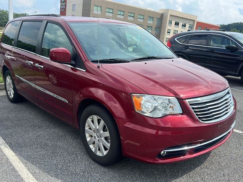 Used 2016 Chrysler Town & Country Touring w/ Driver Convenience Group FWD image 6