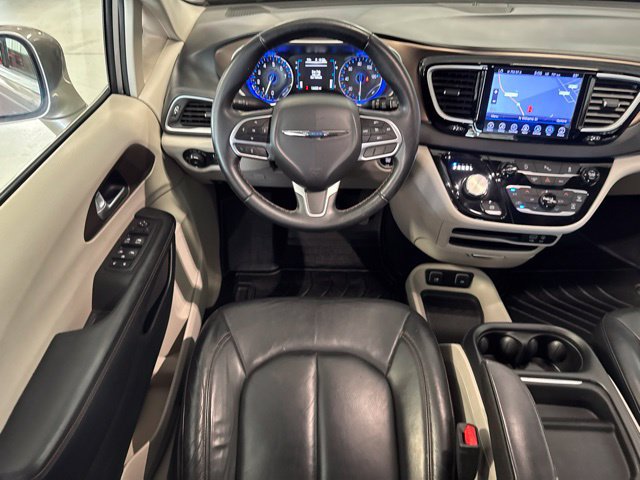 Used 2017 Chrysler Pacifica Touring-L FWD image 5