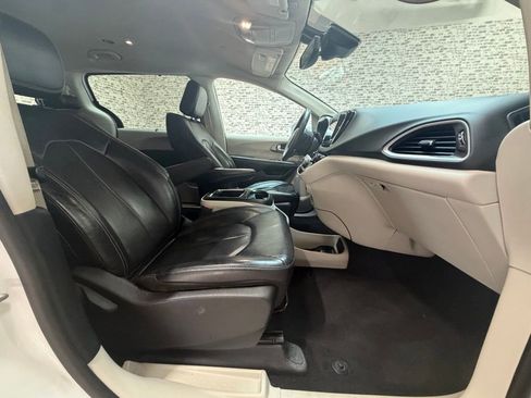 Used 2022 Chrysler Pacifica Touring-L FWD image 9