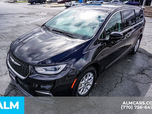 Used 2024 Chrysler Pacifica Touring-L FWD image 19