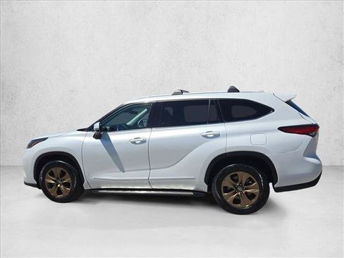 Used 2022 Toyota Highlander Bronze Edition FWD image 9