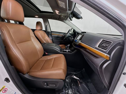 Used 2018 Toyota Highlander Limited image 32