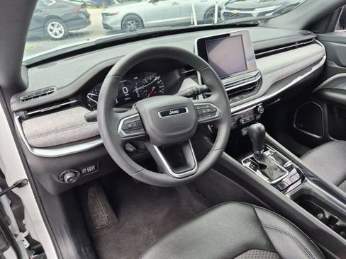 Used 2025 Jeep Compass Latitude w/ Sun & Sound Group AWD/4WD image 15