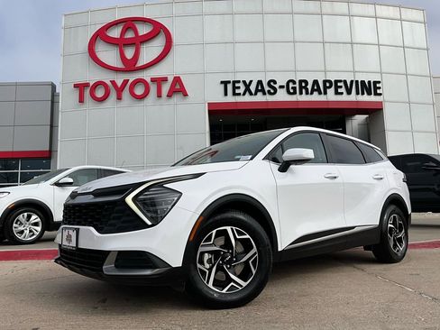 Used 2025 Kia Sportage LX image 2