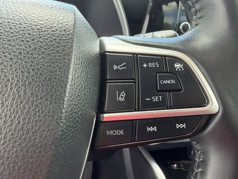 Used 2022 Toyota Highlander XLE AWD/4WD image 17