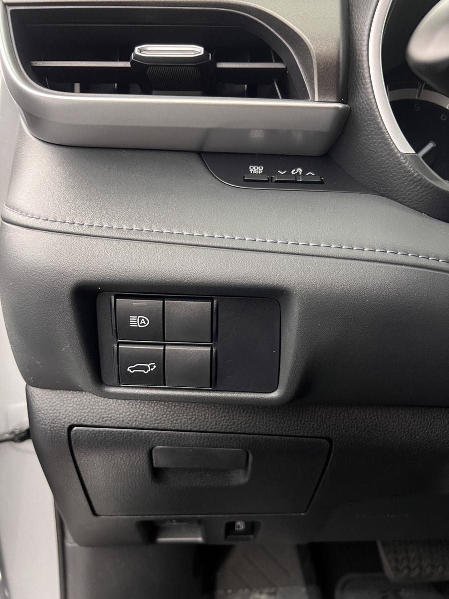 Used 2020 Toyota Highlander XLE FWD image 13