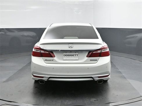 Used 2016 Honda Accord Touring image 8