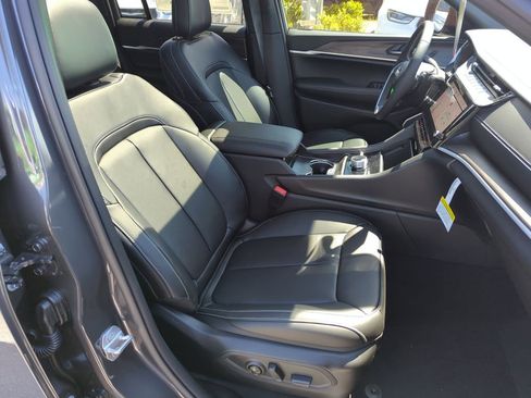 New 2026 Jeep Grand Cherokee Limited w/ Luxury Tech Group II AWD/4WD image 38