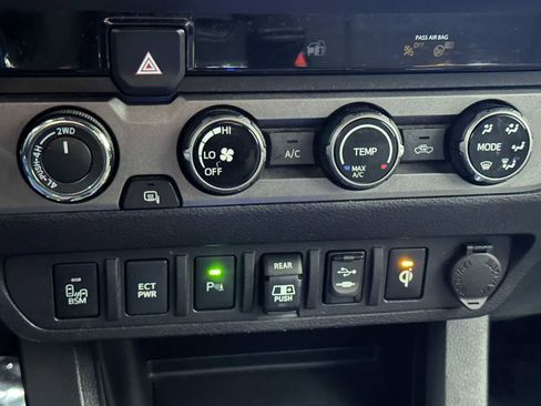 Used 2018 Toyota Tacoma TRD Sport w/ Technology Package AWD/4WD image 14