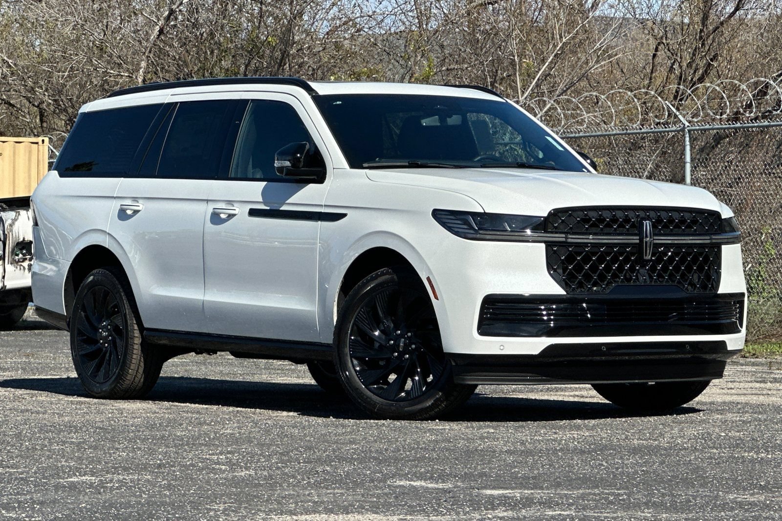 New 2026 Lincoln Navigator Reserve w/ Jet Appearance Package AWD/4WD image 1
