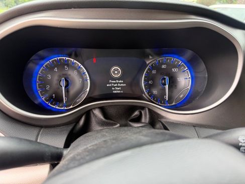 Used 2022 Chrysler Pacifica Touring-L FWD image 2