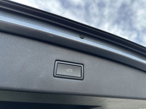 Used 2022 Volkswagen Tiguan SE R-Line image 16