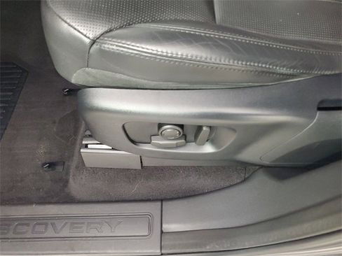 Used 2017 Land Rover Discovery SE image 23