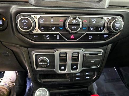 Used 2019 Jeep Wrangler Sport image 19