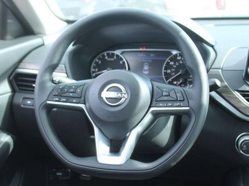 Used 2025 Nissan Altima 2.5 SV image 14