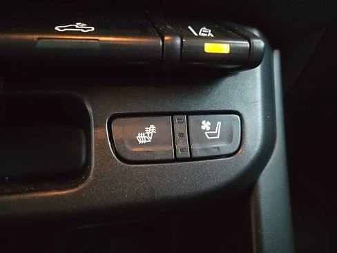 Used 2018 GMC Canyon Denali image 10