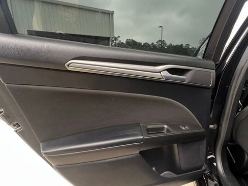 Used 2020 Ford Fusion SE image 12