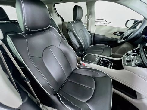 Used 2024 Chrysler Pacifica Limited FWD image 31