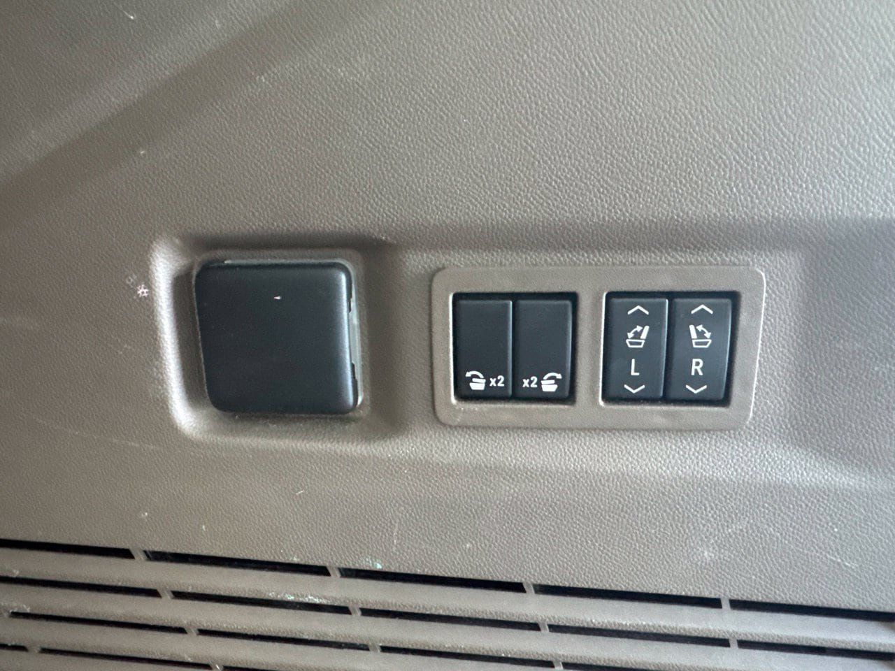 Used 2022 GMC Yukon Denali AWD/4WD image 10