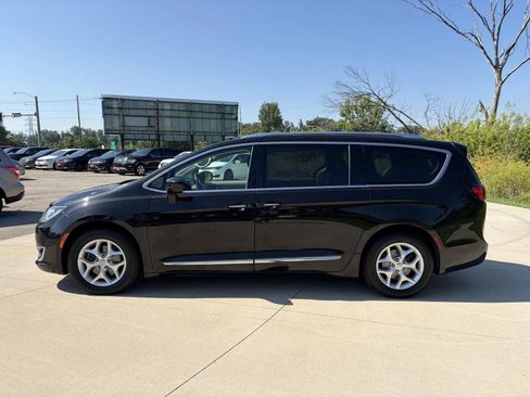 Used 2018 Chrysler Pacifica Touring-L w/ Tire & Wheel Group FWD image 5
