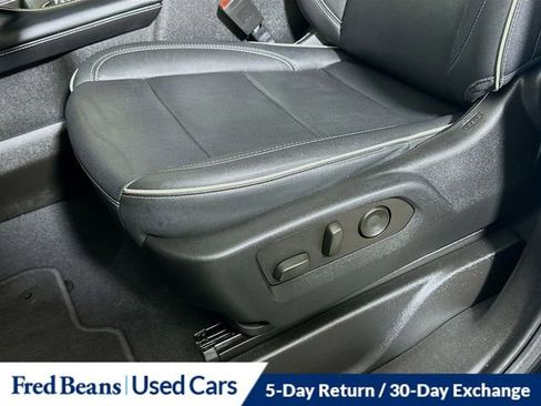 Used 2023 GMC Yukon XL SLT w/ SLT Premium Package image 22