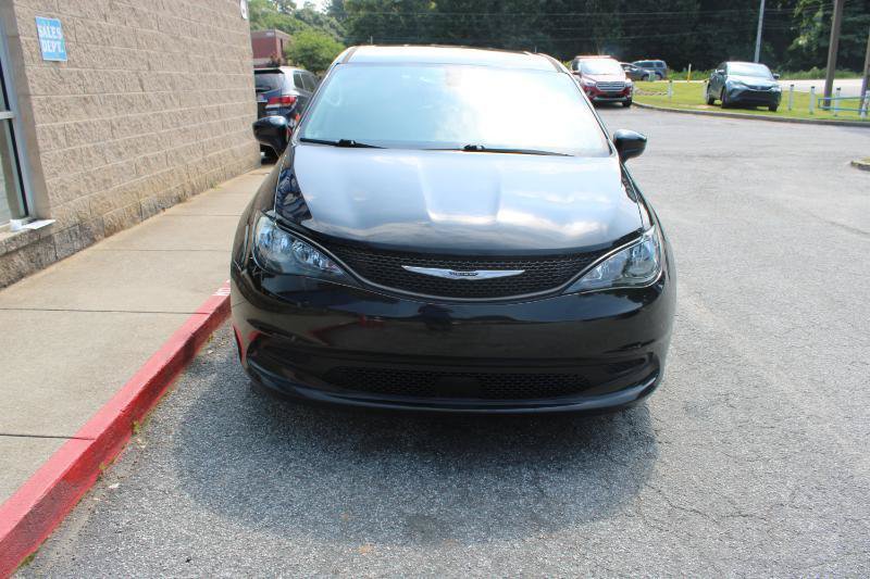 Used 2022 Chrysler Voyager LX FWD image 2