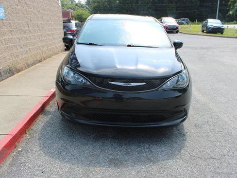 Used 2022 Chrysler Voyager LX FWD image 2