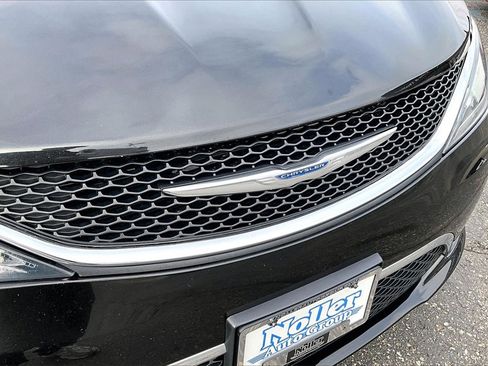 Used 2017 Chrysler Pacifica Touring-L image 29