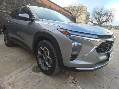 Certified 2025 Chevrolet Trax LT w/ LT Convenience Package image 3