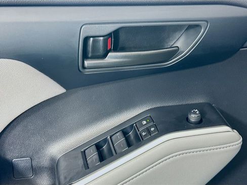 Used 2023 Toyota Highlander LE FWD image 18