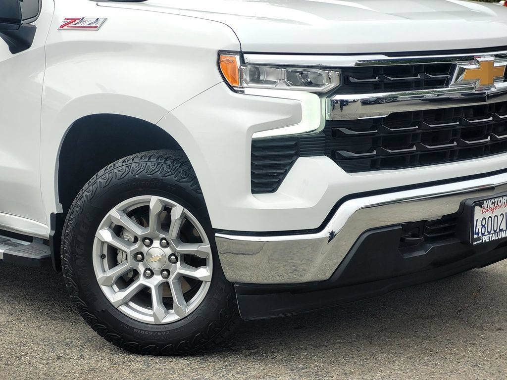 Used 2022 Chevrolet Silverado 1500 LT AWD/4WD image 4
