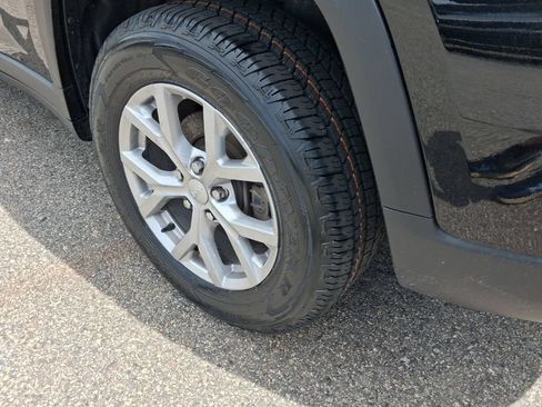 Certified 2023 Jeep Grand Cherokee Limited AWD/4WD image 11