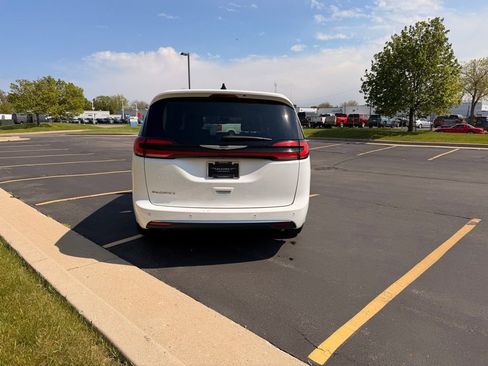 Used 2024 Chrysler Pacifica Touring-L FWD image 5