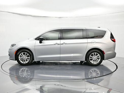 New 2026 Chrysler Pacifica Select FWD image 8