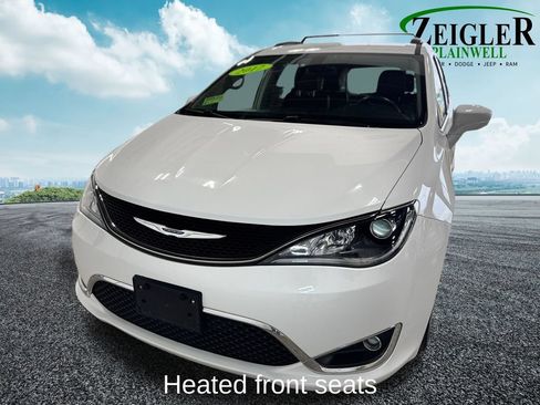 Used 2017 Chrysler Pacifica Touring-L FWD image 9