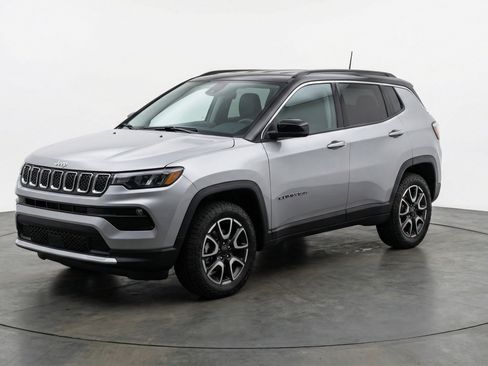 Used 2025 Jeep Compass Trailhawk AWD/4WD image 3