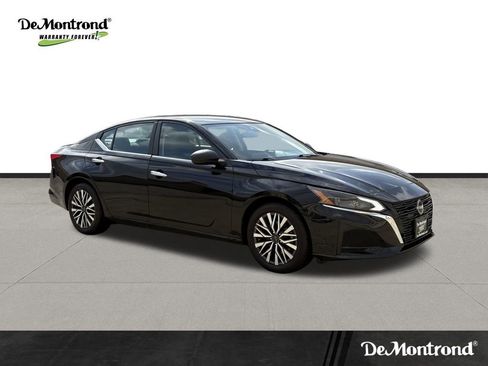 Used 2024 Nissan Altima 2.5 SV FWD image 3