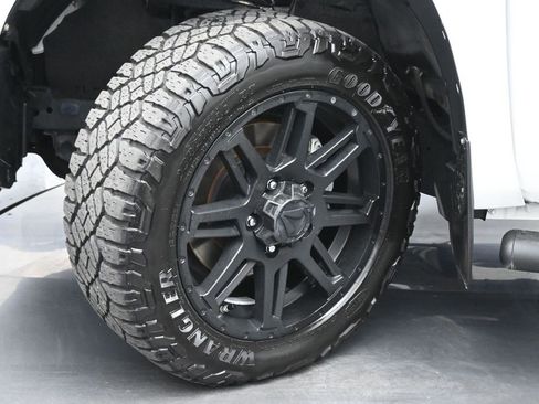 Used 2020 Toyota Tundra SR5 w/ SR5 Upgrade Package AWD/4WD image 18