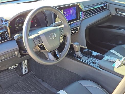 Used 2025 Toyota Camry SE image 9