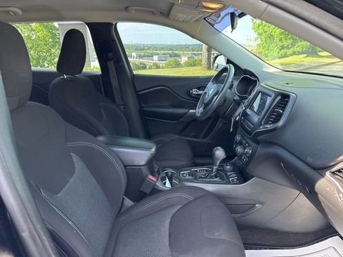 Used 2019 Jeep Cherokee Latitude w/ Cold Weather Group AWD/4WD image 10