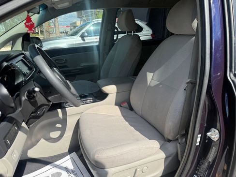 Used 2020 Kia Sedona LX image 13