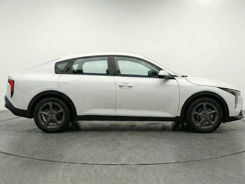 Used 2025 Kia K4 LXS image 11
