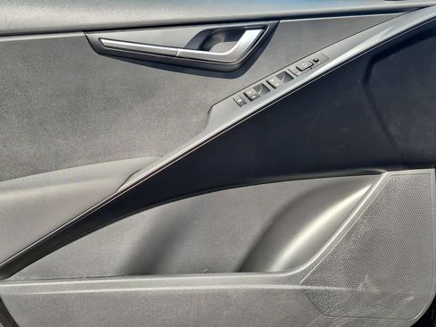 Used 2025 Kia Niro LX FWD image 11