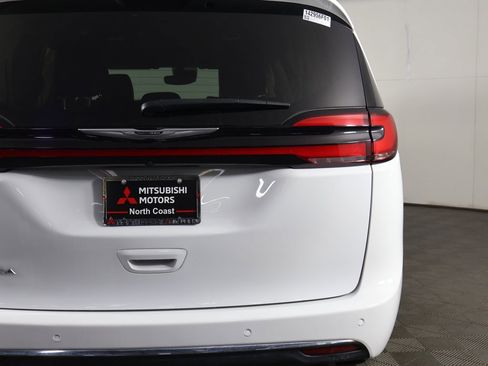 Used 2024 Chrysler Pacifica Touring-L image 16