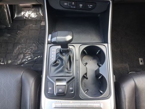 Used 2025 Kia Carnival FWD image 12